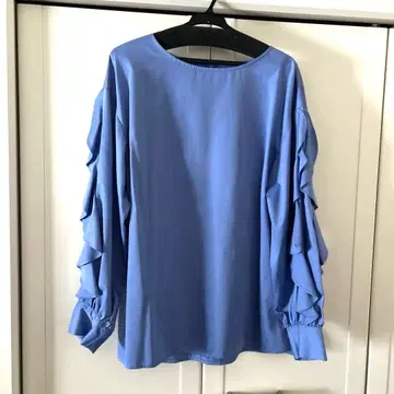 프릴 달린 블루 계열 긴팔 블라우스