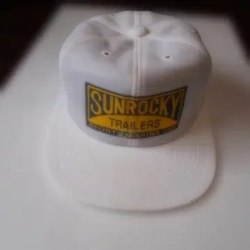 SUNROCKY TRAILERS 로고 캡