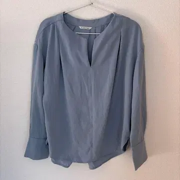 [ le.coeur blanc ] 라이트 블루 V넥 셔츠