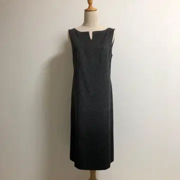 그레이 슬리브리스 무릎 기장 원피스