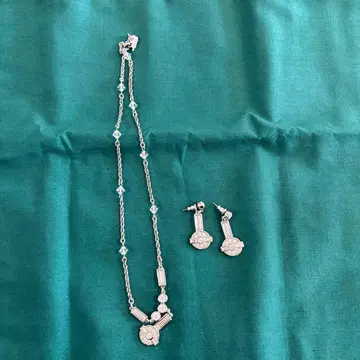 스와로브스키 목걸이와 귀걸이 세트 케이스 포함