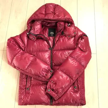 빨간색 후드 부착 다운 자켓