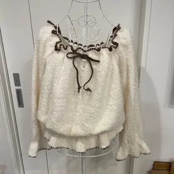 ROSE FAN FAN 오프숄더 프릴 니트 상의