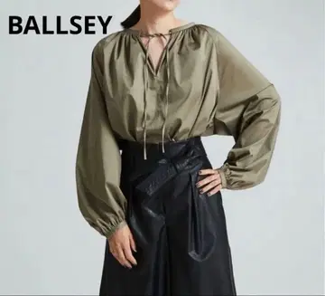 새상품급 BALLSEY 하이카운트 새틴 볼륨 슬리브 블라우스 36