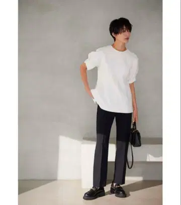 반팔 상의 미라 오웬