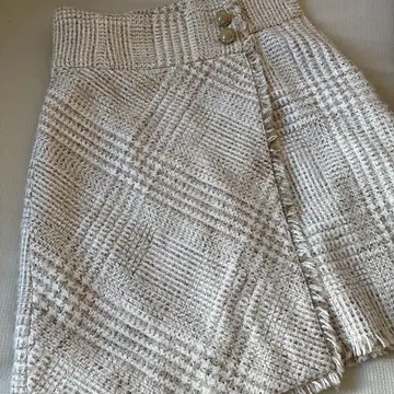 아이보리 체크 무늬 미니 스커트