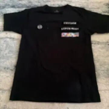 UNIFORM EXPERIMENT 패치 T셔츠 블랙