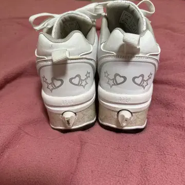 롤러 스케이트 슈즈 화이트 스니커즈 하트와 별 프린트