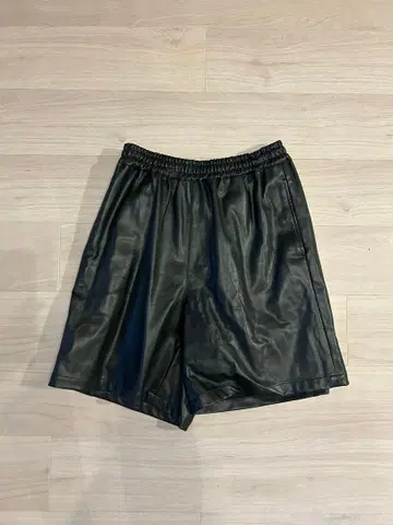 합성 가죽 숏팬츠