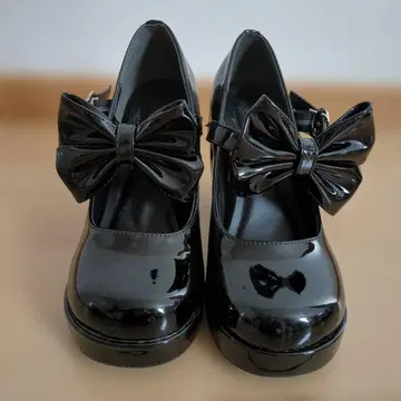 블랙 리본 포함 하이힐 펌프스