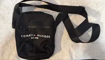 TOMMY HILFIGER 블랙 숄더백
