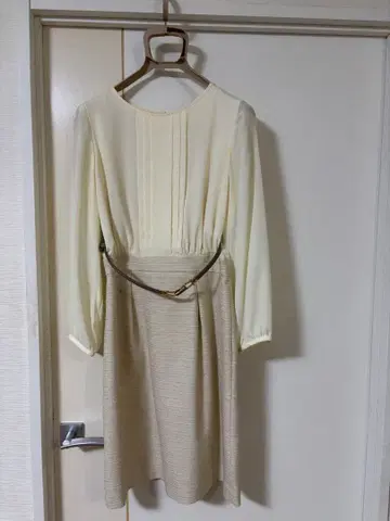 크림색 긴팔 무릎 기장 원피스