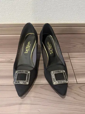 Le Talon 비쥬 장식 블랙 펌프스