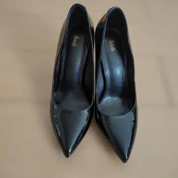 블랙 에나멜 스틸레토 하이힐