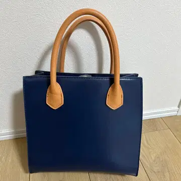 네이비 스퀘어형 핸드백