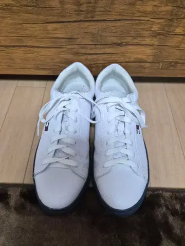 HILFIGER 화이트 가죽 스니커즈