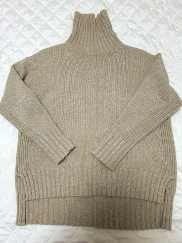 맥피 베이지 터틀넥 풀오버