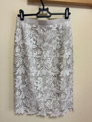 화이트 꽃무늬 무릎 기장 레이스 타이트 스커트