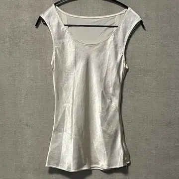 NOBLE 새틴 화이트 슬리브리스 상의