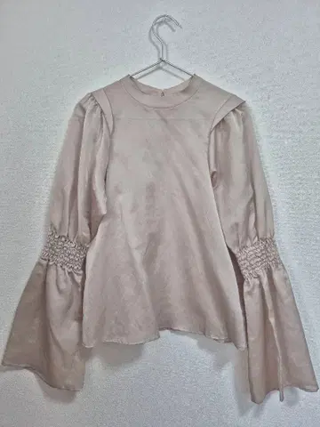 NOBLE 베이지 새틴풍 플레어 슬리브 상의