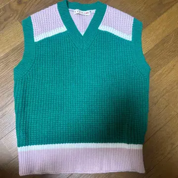 니트 베스트 그린 핑크 스트라이프