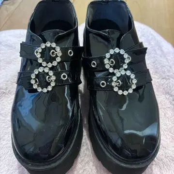 버블스 같은 형태 블랙 통굽 신발 스톤 버클