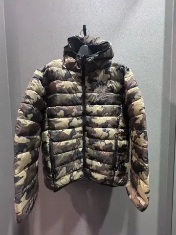 카모 패턴 후드 부착 다운 자켓