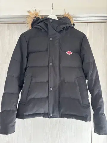 단톤 후드 부착 블랙 다운 자켓