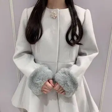 evelyn 비즈 브로치 코트 아이스 그레이 M