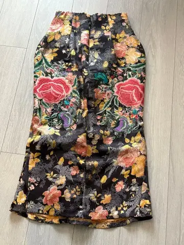 아차츄 꽃무늬 자수 타이트 스커트 머메이드 블랙