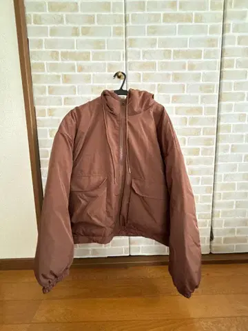 브라운 후드 부착 다운 자켓