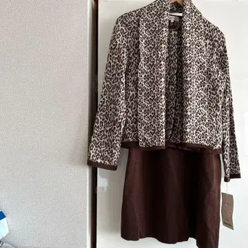 토리이유키의 레오파드 무늬 자켓과 브라운 스커트 셋업