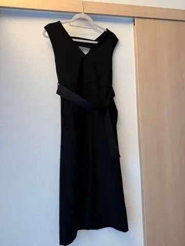 LADYMADE 블랙 V넥 원피스