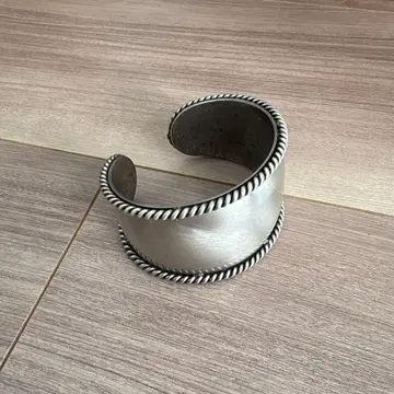 soierie 트위스트 뱅글