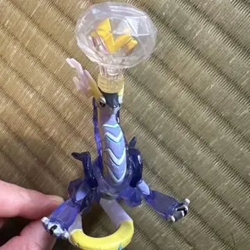 애니메이션 캐릭터 피규어 보라색