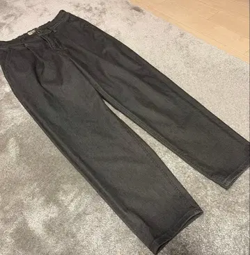 야누크 데니트 턱 테이퍼드 트라우저