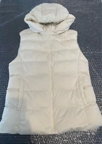 UNIQLO 아이보리 후드 부착 퀼팅 베스트