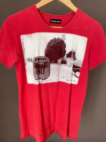 야스유키 이시이 레드 티셔츠