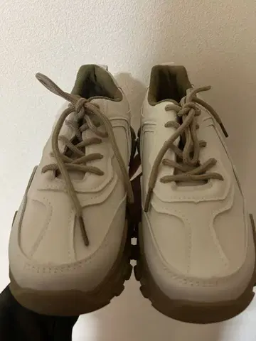 통굽 화이트/베이지 스니커즈