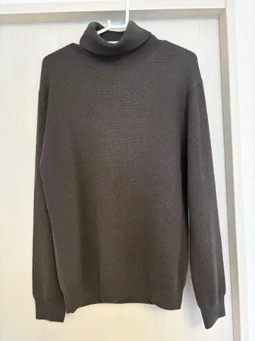다크 브라운 터틀넥 니트