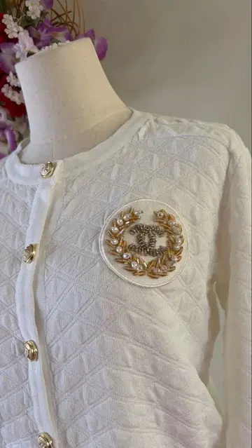 화이트 긴팔 가디건 CC 비즈 포함