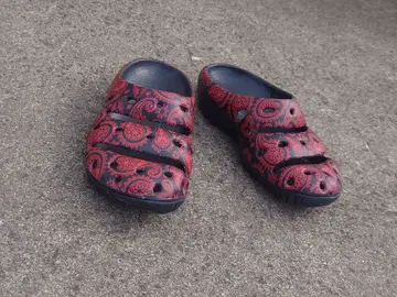 KEEN 페이즐리 무늬 샌들