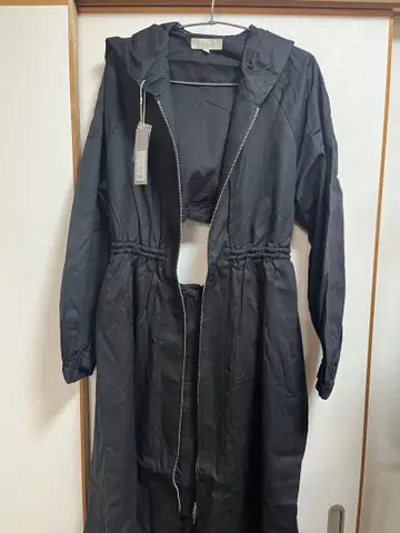 M 후드 부착 블랙 롱 코트