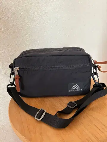[ 새상품급 ] 그레고리 클래식 패디드 숄더 파우치 M 사선 블랙