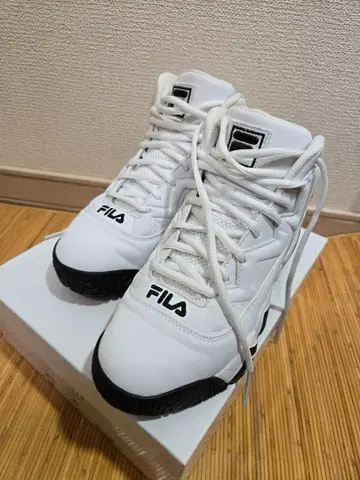 [새상품급] FILA 화이트 하이컷 스니커즈