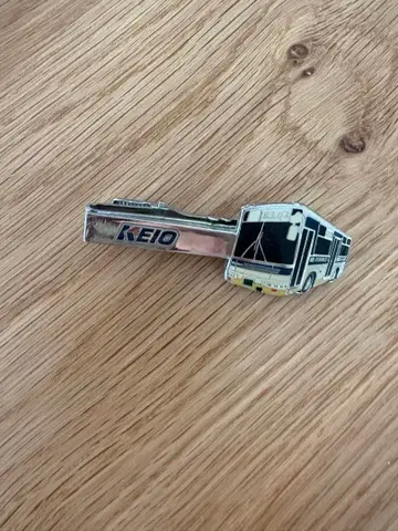 게이오 버스 굿즈 넥타이핀 시리얼 넘버 포함