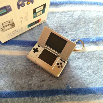 닌텐도 뮤지엄 한정판 게임 하드 키링 컬렉션 DS