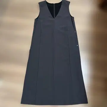 유나이티드 애로우즈 다크 그레이 V넥 슬리브리스 원피스