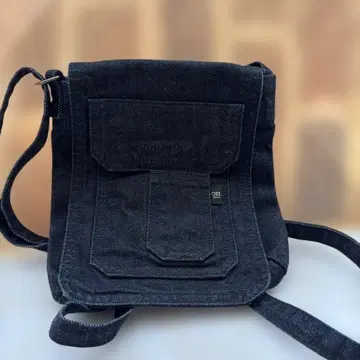 다크 데님 숄더백 프론트 포켓 부착