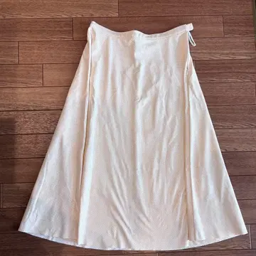 SACRA 플레어 스커트 가죽 펀칭